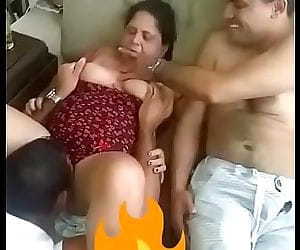 Indian aunty gets her pussy..